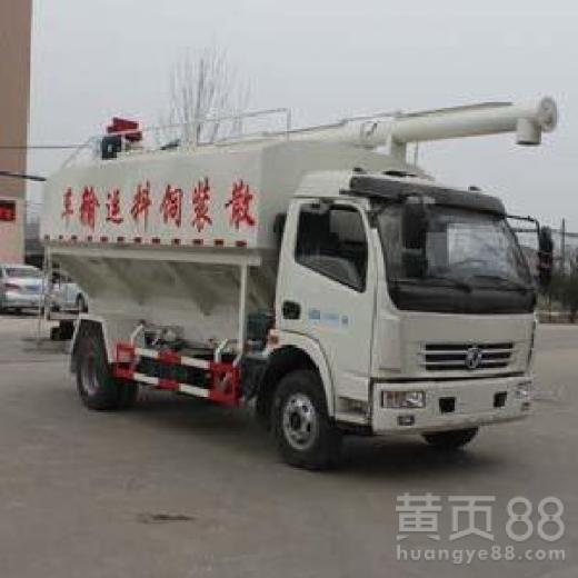 五環散裝顆粒飼料運輸車與起吊車的協同應用